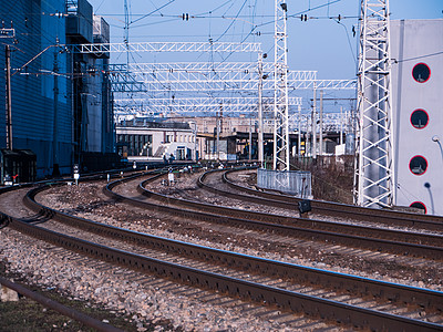 在许多铁路铁路线上所持观点路口速度小路力量车站金属运输太阳天空交通图片