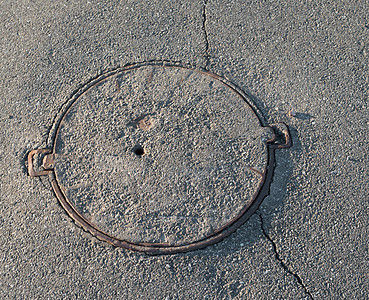 用沥青铺盖的坑洞孵化空间电缆圆圈金属下水道盘子路面城市柏油图片