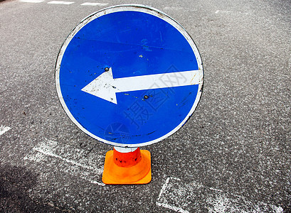 左转符号白色路标说明道路注意力指针驾驶指标操作街道背景图片