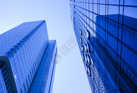 蓝天背景的办公楼建房蓝色市中心窗户商业地面镜子城市建筑学玻璃天空图片