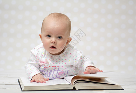 带书的宝宝说谎阅读文学女孩知识育儿智慧女儿工作室学校图片