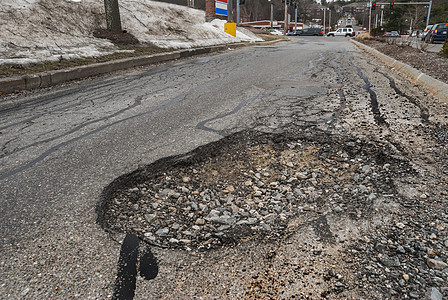 公路上的大坑洞道路基础设施汽车运输碎石街道沥青车辆状况安全图片