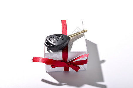 车钥匙和礼品盒展示安全盒子魅力丝带红色礼物按钮白色技术图片
