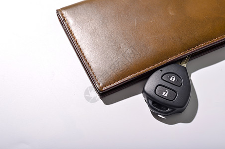 带有钱包的 car 键控制皮革剪裁男性钥匙棕色白色男人小路电话图片