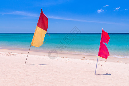 空海滩上的红旗和黄旗图片