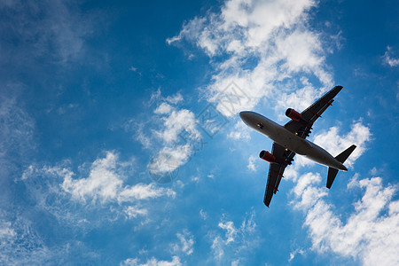 一架飞越蓝天的飞机的黑暗休眠图攻击旅行天空空气强光航空公司辐射飞机场晴天假期图片