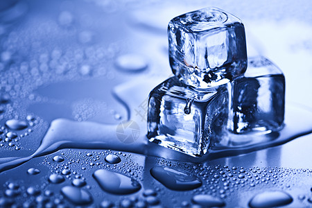 蓝色和闪亮的冰块冻结宏观气泡食物酒吧反射团体玻璃水晶茶点图片