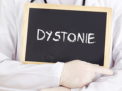 医生在黑板上显示信息 德文为Dystonia图片