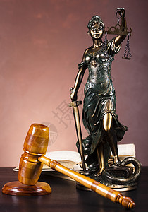 法律之神 周围的光照生动的主题司法雕像智慧金属女性雕塑命令黄铜锤子青铜图片