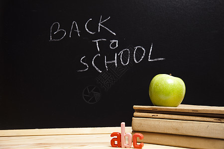 学校黑板 多彩明亮的教育概念阅读数字字母公司数学笔记学生粉笔教学老师图片