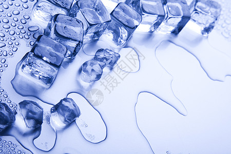 闪亮的冰块 新鲜蓝主题宏观反射团体蓝色液体茶点酒吧冻结玻璃立方体图片