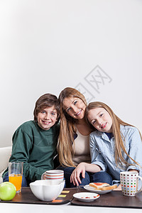 女人和你儿子一起吃早饭女士苹果人早餐女儿杯子果汁生活相机快乐玻璃图片