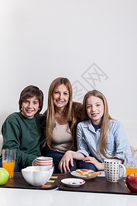 女人和你儿子一起吃早饭财产男孩们果汁享受男生苹果人女性女士母亲女孩们图片