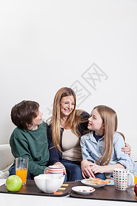 女人和你儿子一起吃早饭女儿苹果人家庭幸福男生女孩们快乐孩子们母亲女士图片