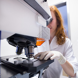 医院负责专业的微量检查进步商业研究诊断显微镜测试职场研究员镜片科学家图片