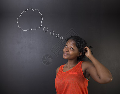 南非或非裔美国女教师或学生思维云智力心理学木板黑板大学成就快乐教育创造力老师图片