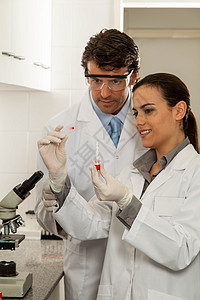 进行实验的科研人员女士男人医生科学家财产科学生物学药品化学家夫妻图片