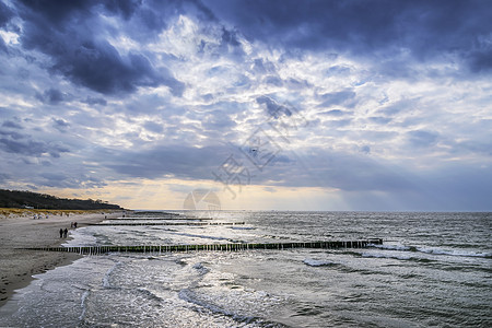 波罗的海沿岸带乌云的海滨风暴太阳海滩海岸地平线灰色黄色海浪支撑日落图片