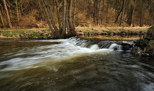 韦尔在河边运动石头绿色公园流动缓存白色溪流森林瀑布图片