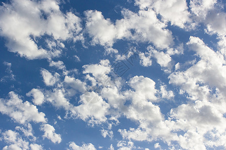 天空中有微云天堂射线云景风景臭氧日光场景蓝天蓝色自由图片