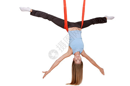 年轻妇女在伸展绳索时进行抗重力瑜伽练习冥想空气身体哈达女孩俱乐部卫生专注女士福利图片