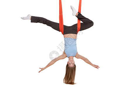 年轻女子在吊床上进行抗重力空中瑜伽 在天衣无缝的白色背景下辅导身体空中飞人反重讲师艺术马戏团平衡哈达吊带图片