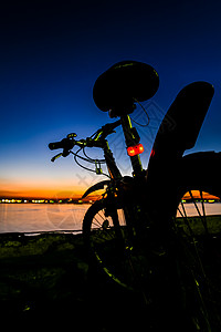 山上骑自行车在海边滑翔 天色暗图片