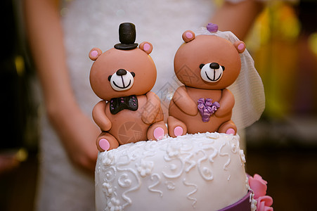 美丽的婚礼蛋糕 顶顶有一只泰迪熊图片