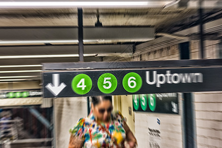 人们在纽约地铁行走的画面模糊不清图片