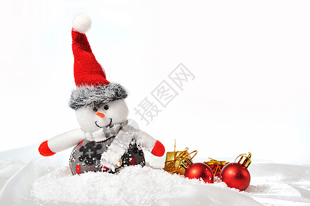 雪中带礼物的雪人图片