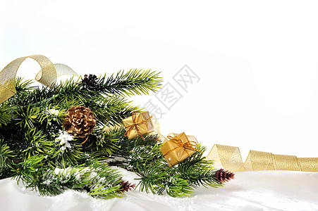 圣诞树的分枝 白色背景 带玩具和小精灵图片