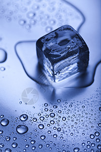 冰立方背景 新鲜蓝色主题水晶宏观工作室立方体液体气泡反射酒吧玻璃冻结图片