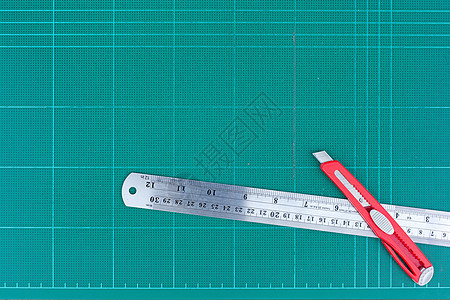 绿色切开垫上的尺和剪刀刀具测量乐器宏观项目统治者数字盘子剪裁网格图片