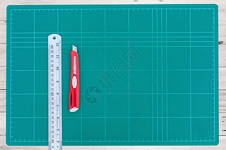 绿色切开垫上的尺和剪刀木板小路刀具测量宏观项目剪裁盘子数字水平图片