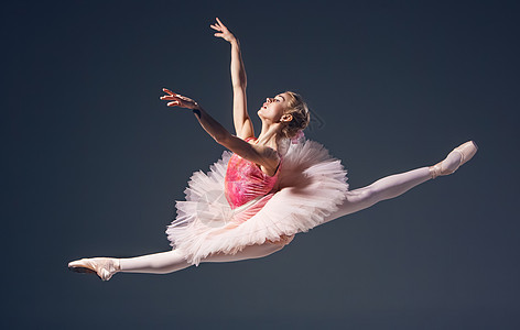 Ballerina穿着粉红色的塔图和尖笔鞋 穿着粉红色的芭蕾舞鞋身体姿势艺术运动芭蕾舞女性金发女郎灵活性足尖锻炼图片