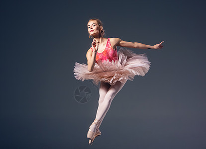 Ballerina穿着粉红色的塔图和尖笔鞋 穿着粉红色的芭蕾舞鞋舞蹈演员行动芭蕾舞艺术金发女郎灵活性短裙飞跃足尖图片