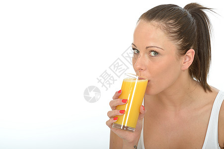 拥有一杯新鲜橙汁的年轻健康幸福女子健康饮食黑发双肩含糖量女性橙子玻璃维生素库存果汁图片