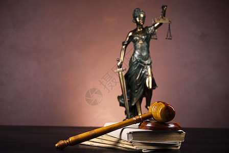法律之神 周围的光照生动的主题女士青铜雕像黄铜律师金属女性法庭智慧锤子图片