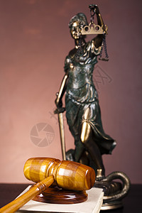 法律之神 周围的光照生动的主题司法智慧手势律师青铜雕塑命令女性黄铜金属图片