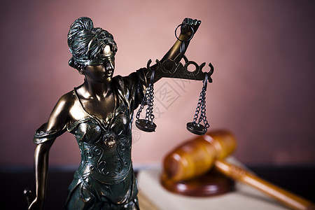 法律之神 周围的光照生动的主题律师锤子女士黄铜眼罩智慧青铜雕塑命令手势图片