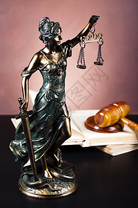 法律之神 周围的光照生动的主题雕像锤子手势命令女性律师女士司法青铜法庭图片