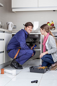 妇女监督水管工房子工作财产厨房职业管道维修蓝色白色男性图片
