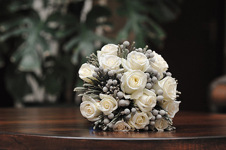 白玫瑰的新娘花束婚礼订婚婚姻金子花瓣戒指剪裁仪式夫妻奢华图片