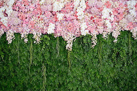粉红花和婚礼彩礼绿叶安排的背景背景玫瑰周年婚姻百合花瓣花店庆典热情花束花架图片