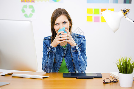 临时商业女商务杯子咖啡技术桌子电脑装饰生意办公室自由职业者图片