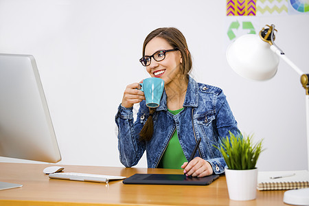 临时商业女工作商务成功咖啡技术创造力药片电脑女士设计师图片