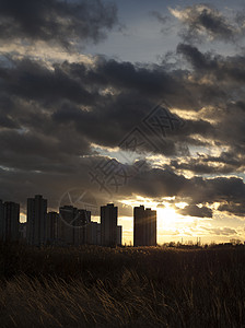 基辅高楼建筑的轮廓图案财产宿舍郊区季节社区天空阳光房子卧室城市图片