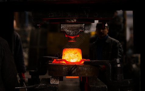 熔炉中的热铁炼铁温度产品金属铁匠制造业生产重负职场冶金图片