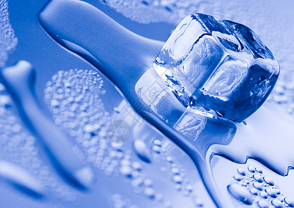 闪亮的冰块 新鲜蓝主题气泡冻结积木蓝色正方形反射立方体宏观工作室团体图片
