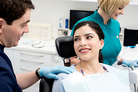 准备开始牙科检查了医生牙齿中年男性保健口腔科病人手套卫生临床图片